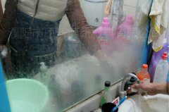 玻璃鏡子長(zhǎng)期水紋如何清洗？